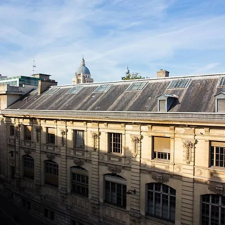 Modern Apartment With View On Paris Roofs Apartamento *
